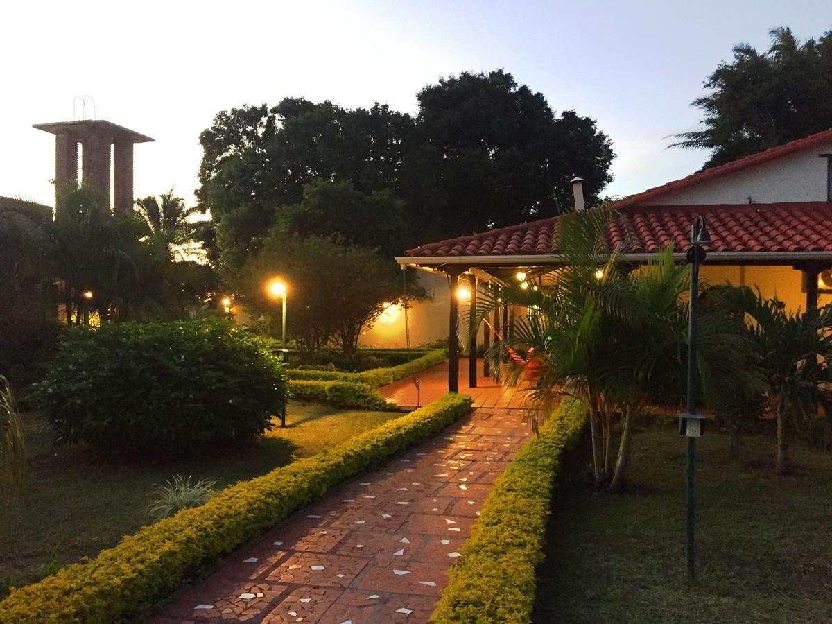 Los Jazmines Hotel Resort Warnes Exterior photo