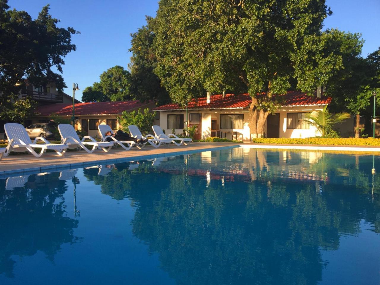 Los Jazmines Hotel Resort Warnes Exterior photo