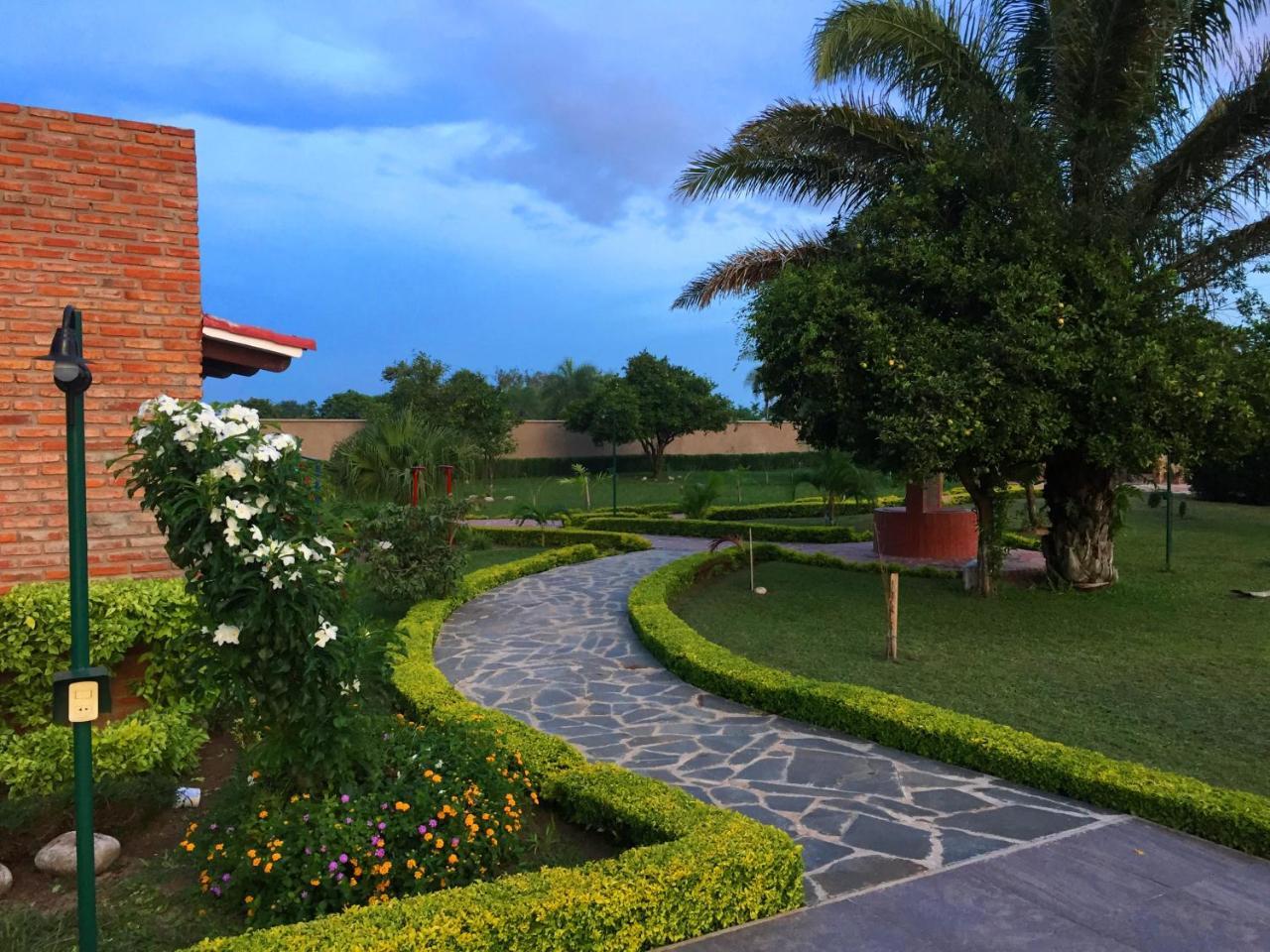 Los Jazmines Hotel Resort Warnes Exterior photo