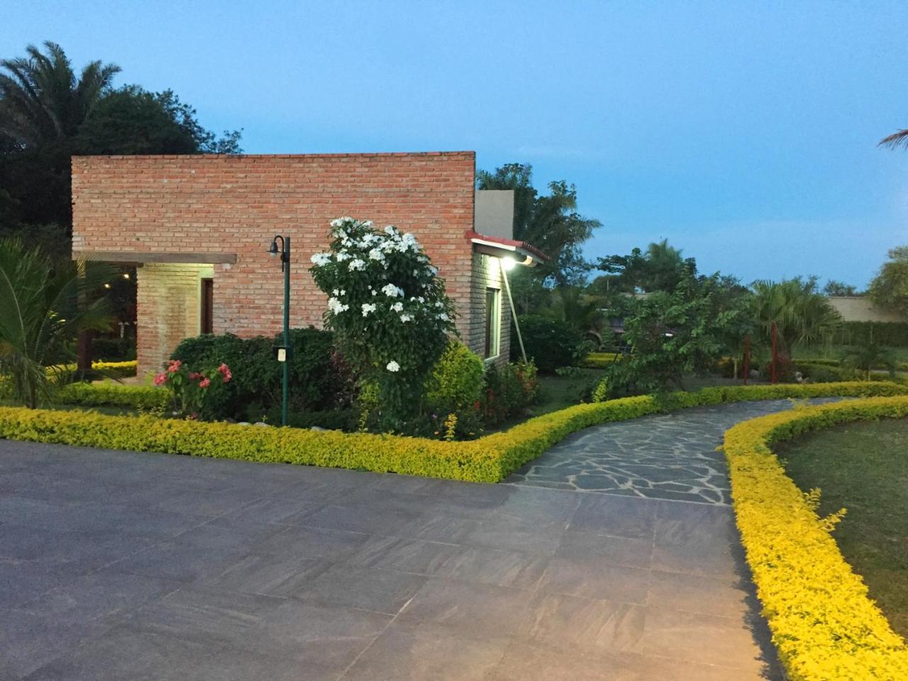Los Jazmines Hotel Resort Warnes Exterior photo