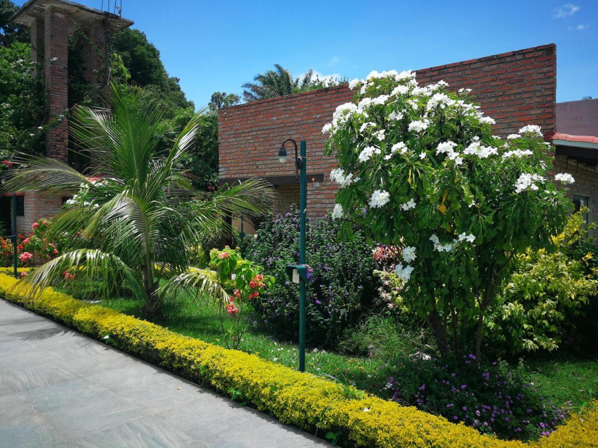 Los Jazmines Hotel Resort Warnes Exterior photo
